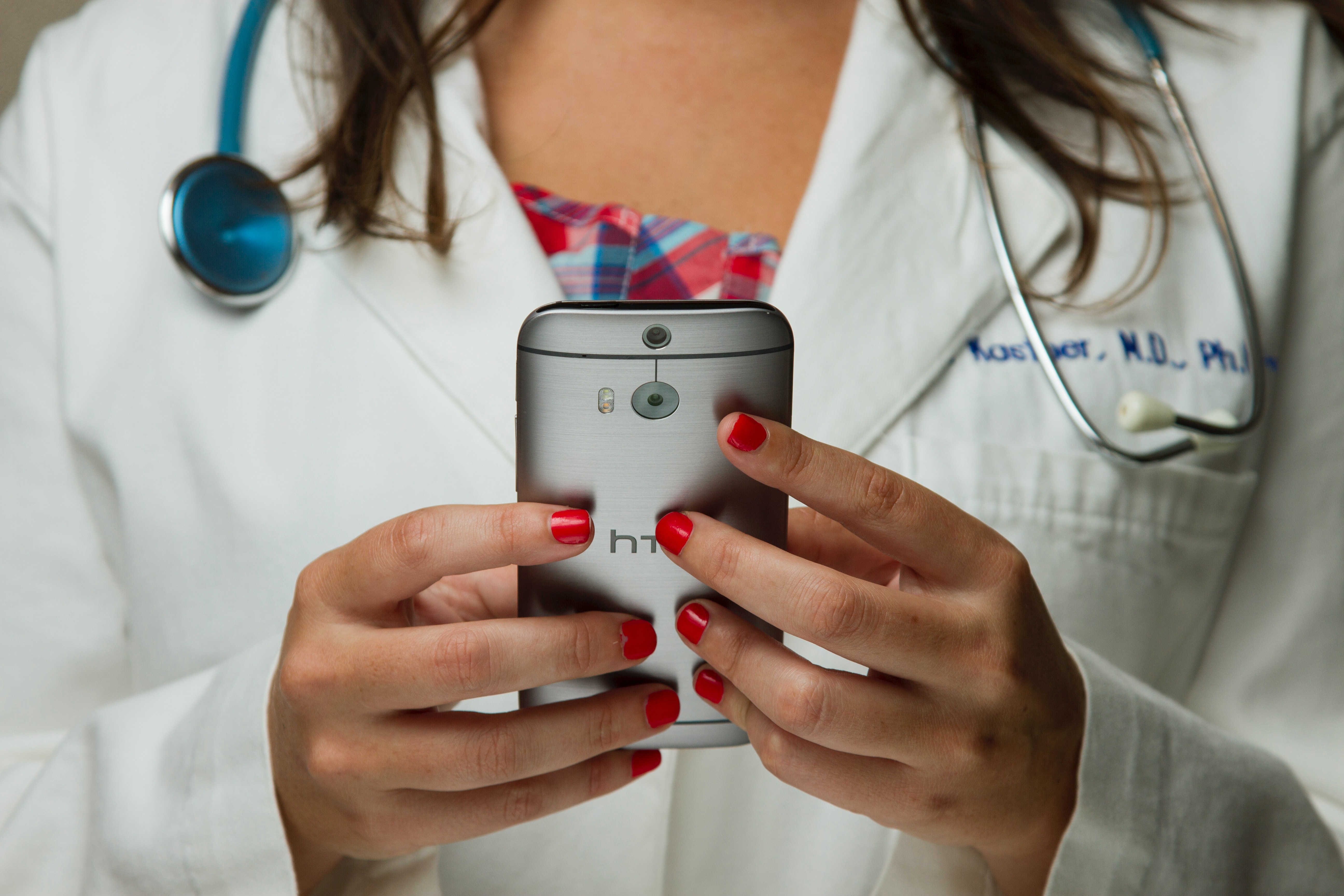 Woman looking at patient feedback data - sentiment analysis in healthcare 